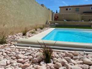 Galet décoratif au bord de piscine